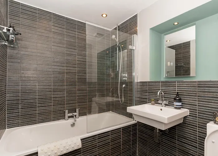 Beautiful & Bright 2bd Flat - Haymarket דירה אדינבורו