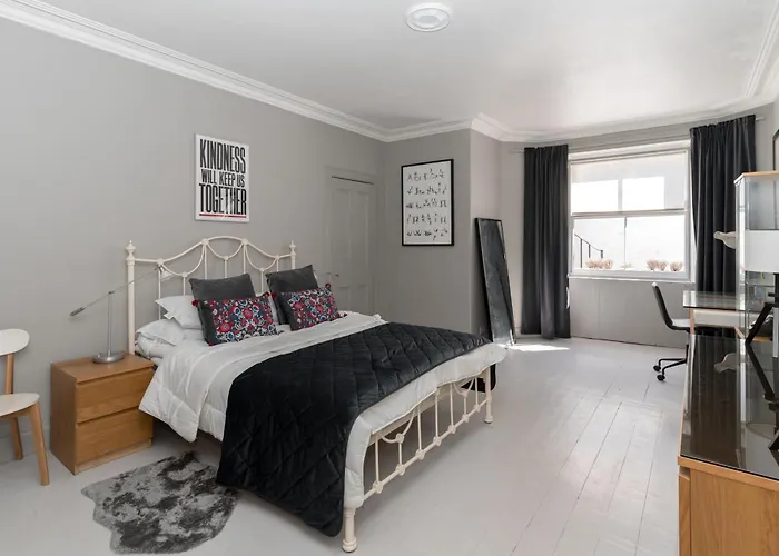 דירה Beautiful & Bright 2bd Flat - Haymarket אדינבורו