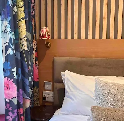 16th Century Courtyard On The Royal Mile *