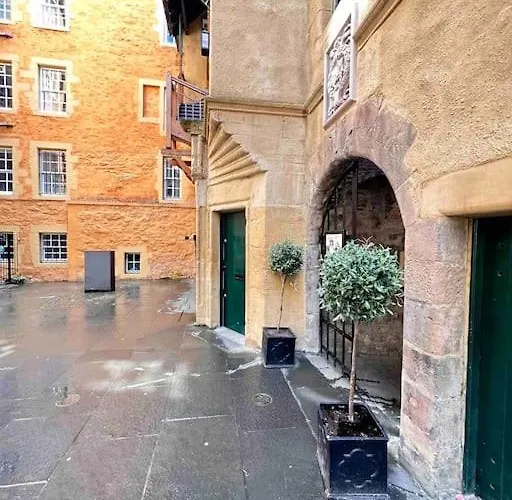 16th Century Courtyard On The Royal Mile * إدنبرة