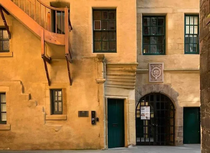 16th Century Courtyard On The Royal Mile شقة
