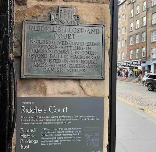 16th Century Courtyard On The Royal Mile *