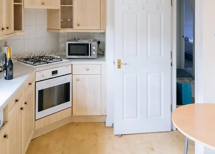 Snug & Serene 2bd Flat - Roseburn Apartment