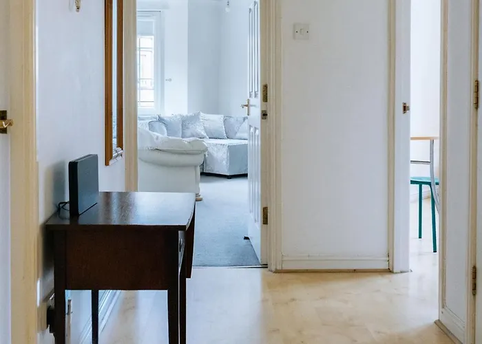 Snug & Serene 2bd Flat - Roseburn Apartment