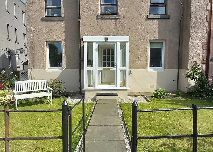 2 Bed With Garden Near Centre & Beach, Free Parking דירה אדינבורו