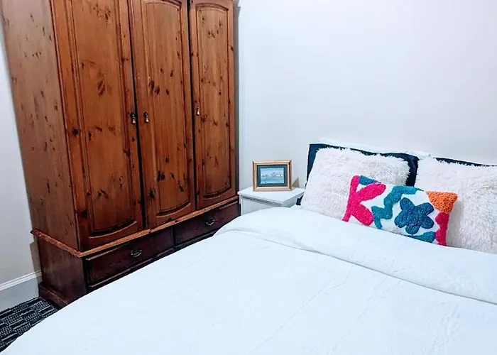 Sunny Haymarket Edynburg