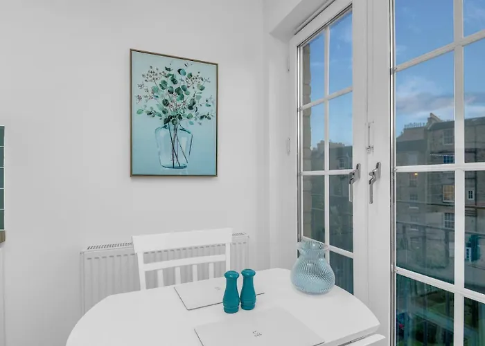 Guestready - Light & Airy In New Town דירה