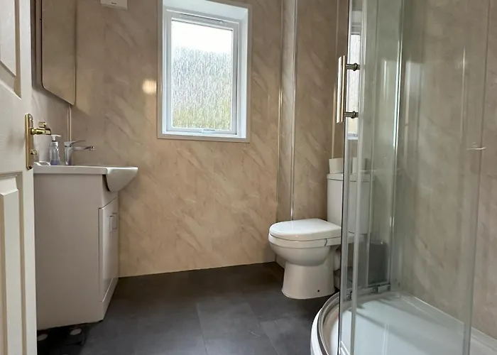Two Bedroom Flat Close To Meadows With Free Parking By Parking Permit