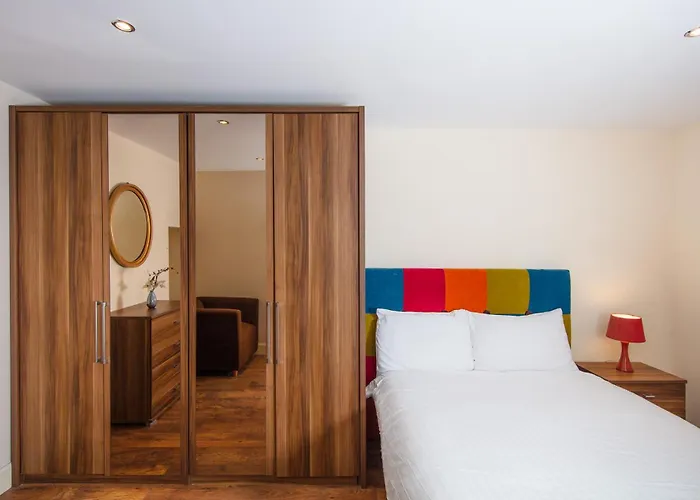 Colourful Near Carlton Hill דירה אדינבורו