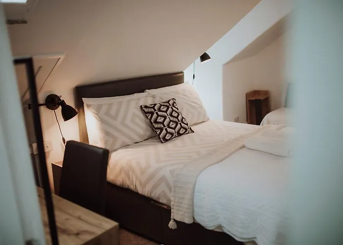 16 Pilrig 3* Edinburgh