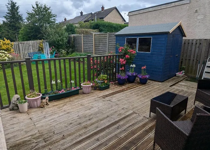 Single With Beautiful Garden *