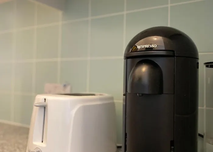 Charming 1 Bedroom דירה