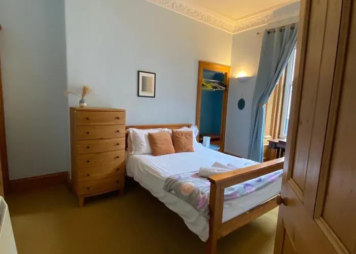 Charming 1 Bedroom דירה