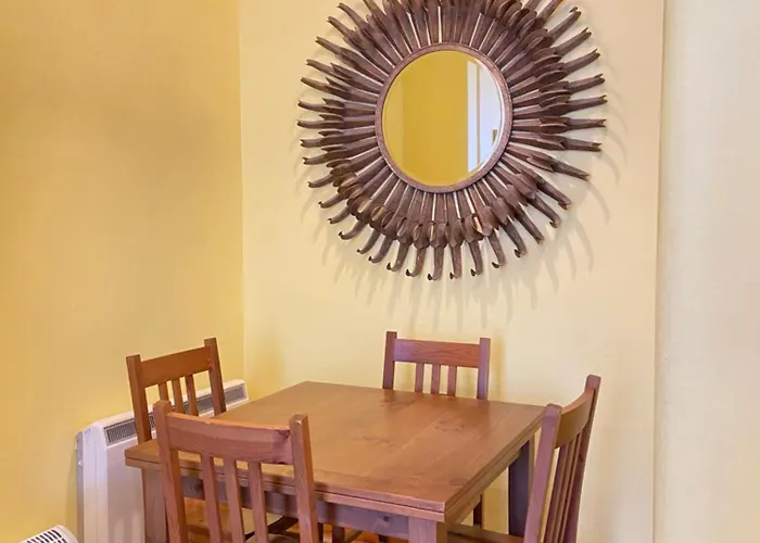 Charming 1 Bedroom דירה *