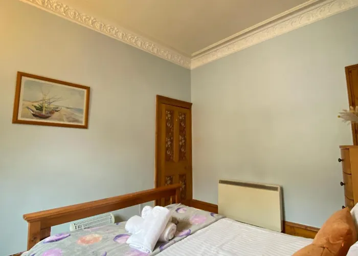 Charming 1 Bedroom דירה אדינבורו