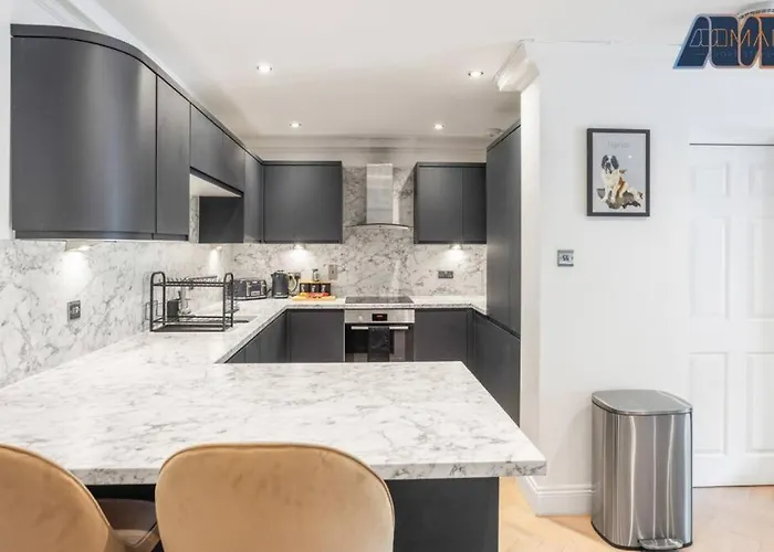 Modern 2 Bed דירה *