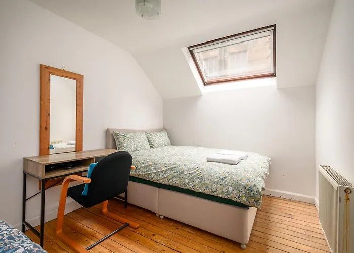 Bright - - Sleeps 10 בית נופש