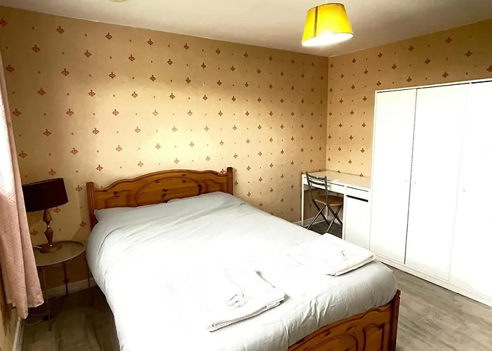 Апартаменты 3 Bed Serviced With Free Parking & Tram Stop, 10 Minutes From Airport And Center Эдинбург