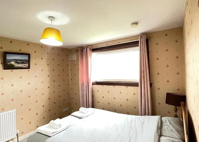 3 Bed Serviced With Free Parking & Tram Stop, 10 Minutes From Airport And Center Apartment