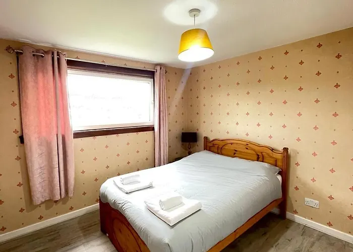 Апартаменты 3 Bed Serviced With Free Parking & Tram Stop, 10 Minutes From Airport And Center *