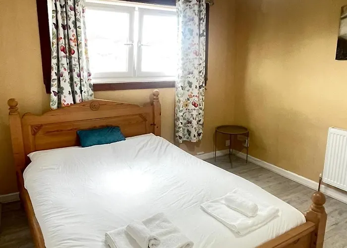 דירה 3 Bed Serviced With Free Parking & Tram Stop, 10 Minutes From Airport And Center אדינבורו