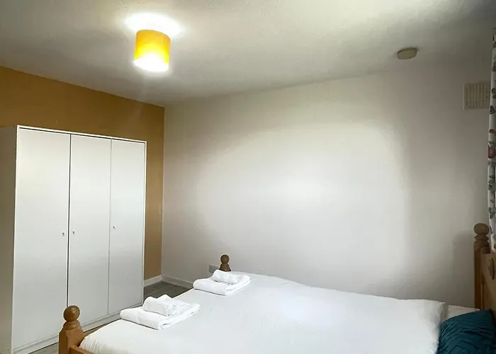 3 Bed Serviced With Free Parking & Tram Stop, 10 Minutes From Airport And Center Apartment *