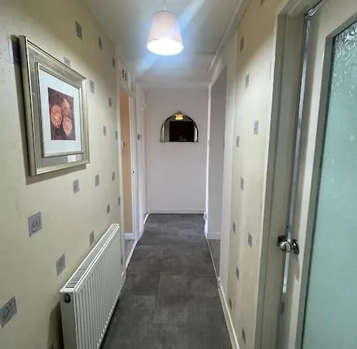 Apartment 3 Bed Serviced With Free Parking & Tram Stop, 10 Minutes From Airport And Center Edinburgh