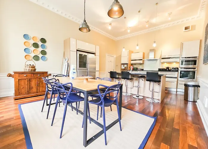 Spacious 2 Bedroom In The Heart Of New Town Apartmán