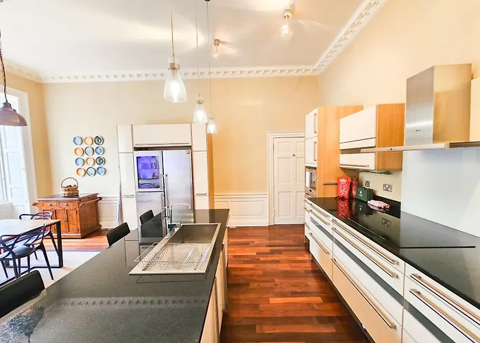 Spacious 2 Bedroom In The Heart Of New Town Edinburgh