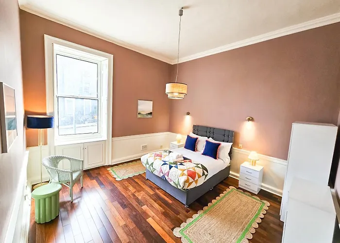 Spacious 2 Bedroom In The Heart Of New Town