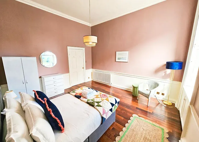 Apartment Spacious 2 Bedroom In The Heart Of New Town