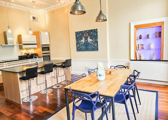 Spacious 2 Bedroom In The Heart Of New Town Apartment *