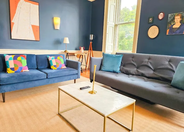 Spacious 2 Bedroom In The Heart Of New Town Apartmán