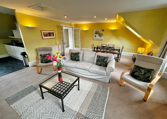 Parliament Sq Apartment *