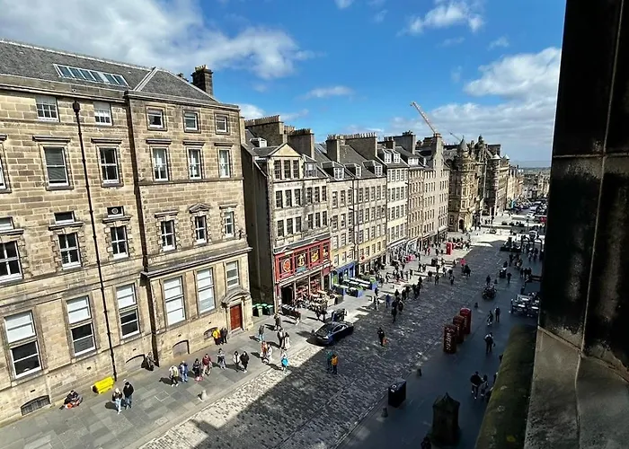 Parliament Sq Apartment