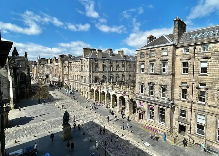 Apartment Parliament Sq