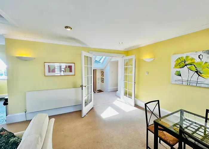 Apartment Parliament Sq *