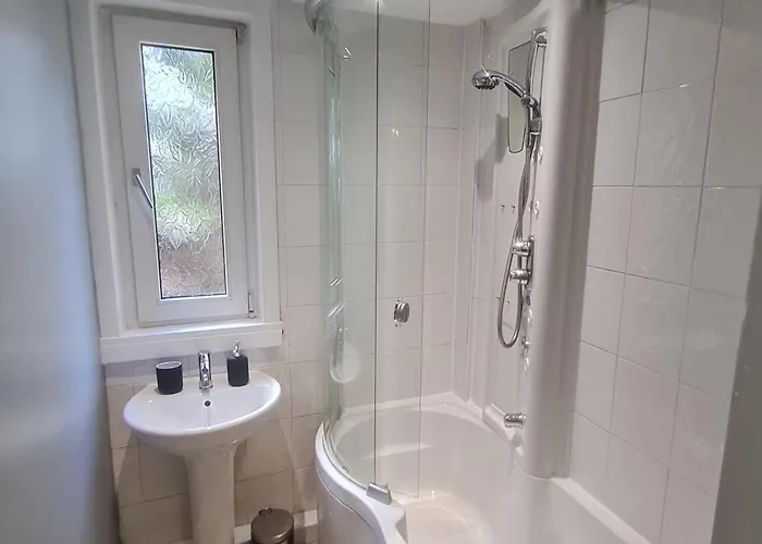 דירה Bright & Spacious Flat By Murrayfield Stadium אדינבורו