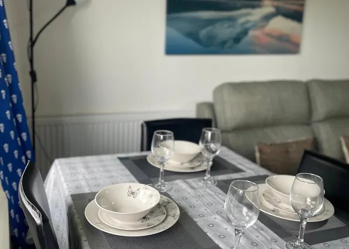 דירה 3 Bed Serviced With Free Parking & Tram Stop, 10 Minutes From Airport And Center אדינבורו