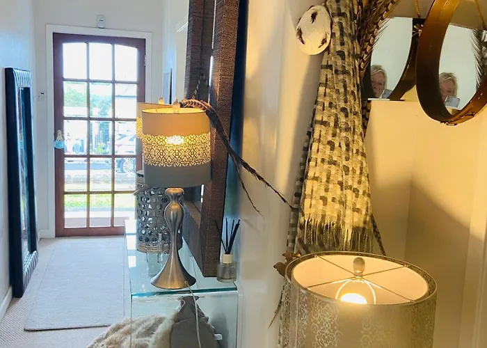 בית אירוח Wonderwall - Huge Garden In Luxury House - Free Parking