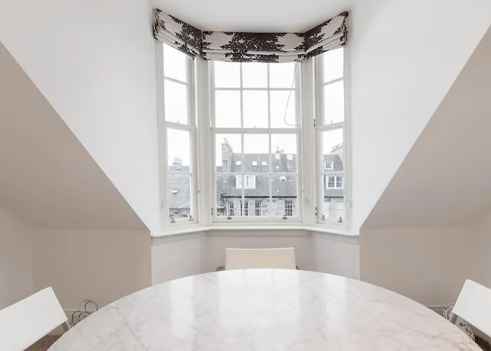 Daire Super - Georgian Double Upper Flat With Castle Views In New Town