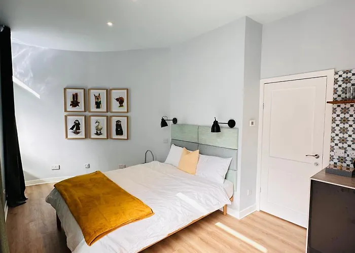 Luxury Modern L L Pet Friendly *