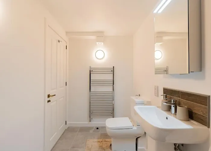 Superb Two Bedroom 2 Bathroom Morningside * Edimburgo