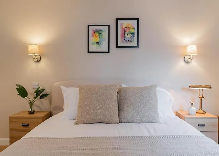 Superb Two Bedroom 2 Bathroom Morningside * Edimburgo
