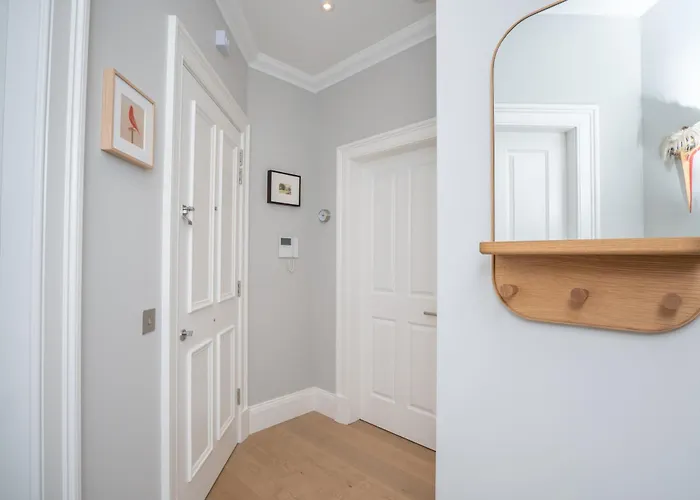 Flat With Majestic Views In West End Wonderland