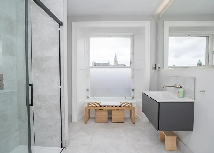 Flat With Majestic Views In West End Wonderland *