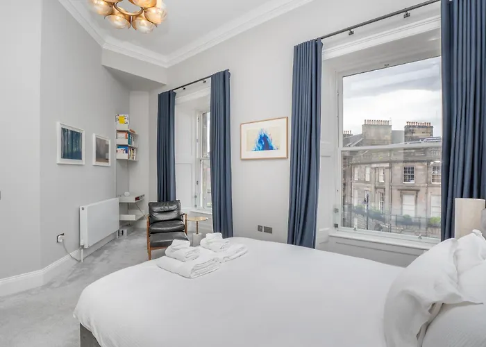 Flat With Majestic Views In West End Wonderland *