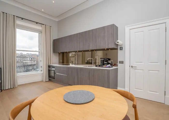 Flat With Majestic Views In West End Wonderland