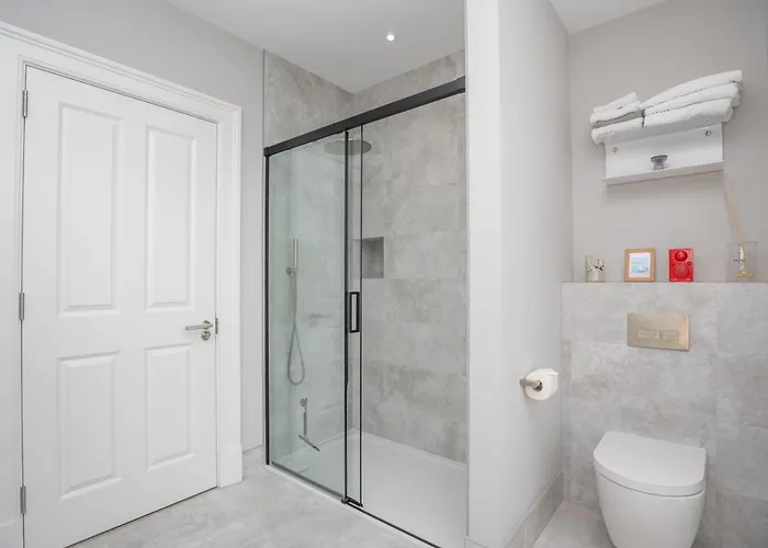 Flat With Majestic Views In West End Wonderland *