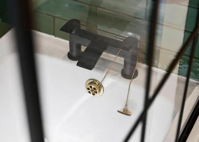 Contemporary Boutique - Garden & Parking